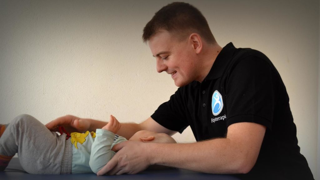 Chłopiec w wieku 4,5 miesięcy poddawany jest badaniu w placówce o nazwie Centrum Fizjoterapii Katowice. Wszyscy pacjenci mogą korzystać z tego typu usług, gdyż to właśnie one pozwolą im na pełny powrót do zdrowia.