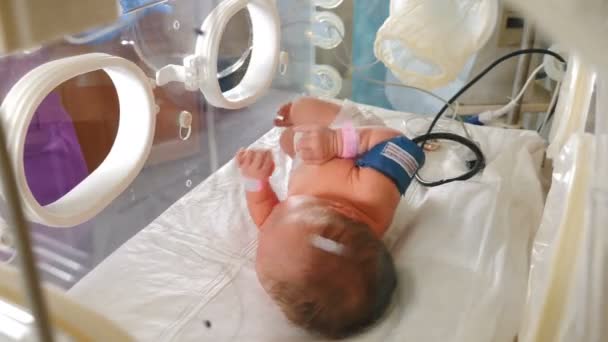 Zdjęcie 2.9 przedstawia niemowlę w inkubatorze. Dziecko to zostało włączone do zabiegów leczniczych prowadzonych przez fizjoterapeuta dziecięcy katowice. To właśnie on będzie odpowiadał za szczegóły leczenia we współpracy z medykiem, który przez ogół społeczności określany jest jako osteopata katowice. Ich działania w późniejszym etapie będą nieodzowne.